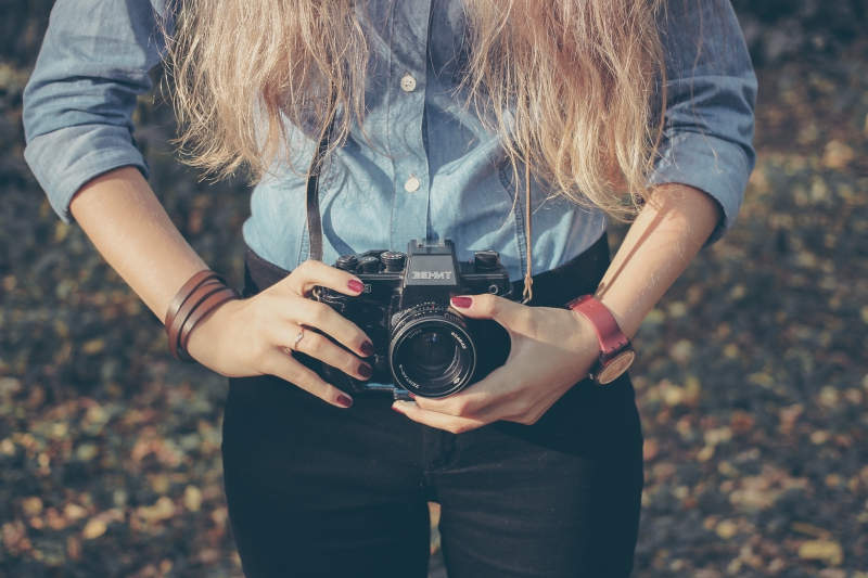 photographe-ANTIBES-min_hand-person-girl-woman-camera-photography-614-pxhere.com