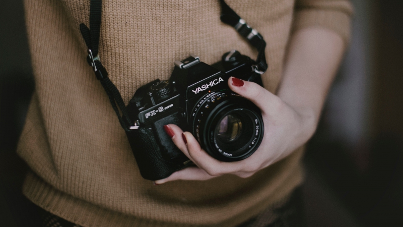 photographe-ANTIBES-min_woman-camera-photography-photographer-slr-dslr-319-pxhere.com